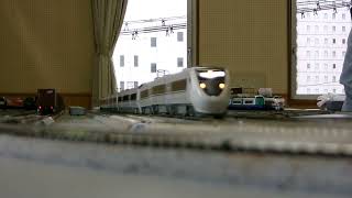 通過する６８１系特急電車