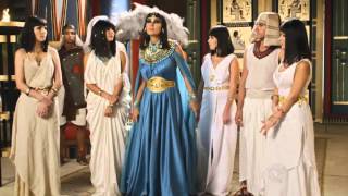 'Fazendo a egípcia': Xuxa invade o casamento de Ramsés e Nefertari em Os Dez Mandamentos