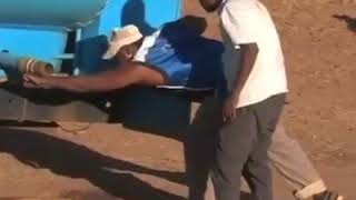 İnsanlık Ölmedi Dedirten Insanlar İyi Ki Varsınız Mavi Kamyonlu Bu Adam Gerçek Bir Kahraman