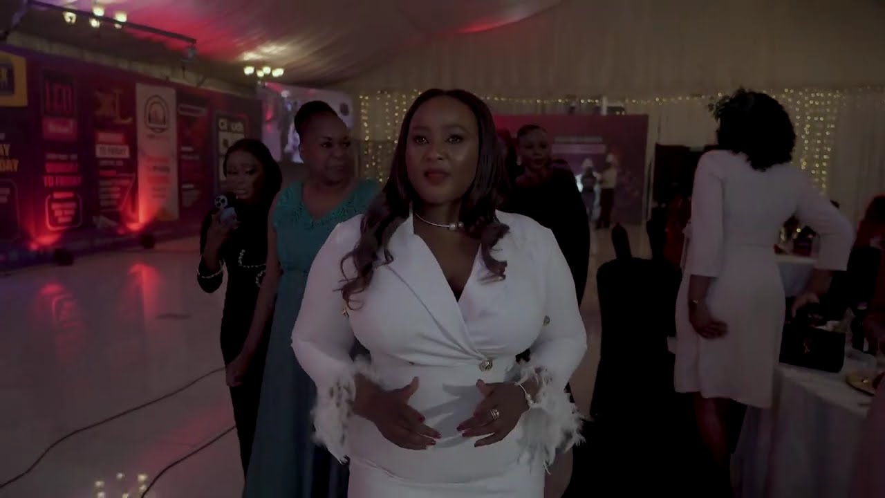 AISHA VITUMBUA ASHINDA TUZO YA INSIPIRATION ICON NA KUMKABIDHI MWANAE, MALKIA WA NGUVU 20025 ARUSHA