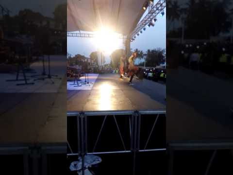 Bassaly De Lil-saint: Enflamme L' esplanade du Palais