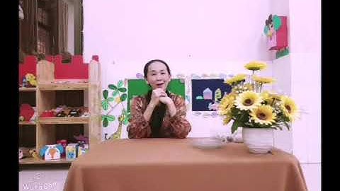 Hướng dẫn cho trẻ kỹ năng bóc vỏ trứng.