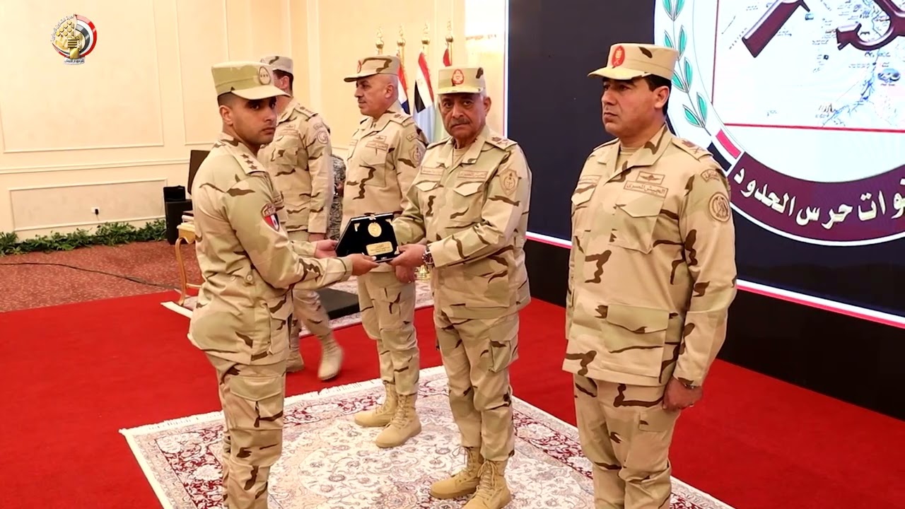 الفريق أول عبد المجيد صقر يلتقى بمقاتلى قوات حرس الحدود ويكرم عددًا من المتميزين