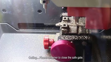 How to cut a Peugeot car key   HU83 with sec-e9 automatic key cutting machine