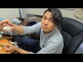 オフィスで上司と部下が蟹を食べる動画