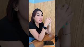 Model Cantik Lagi Jatuh Cinta