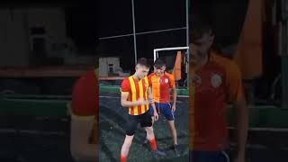 Halı Sahada Pas Atacak Arkadaşını Arıyor