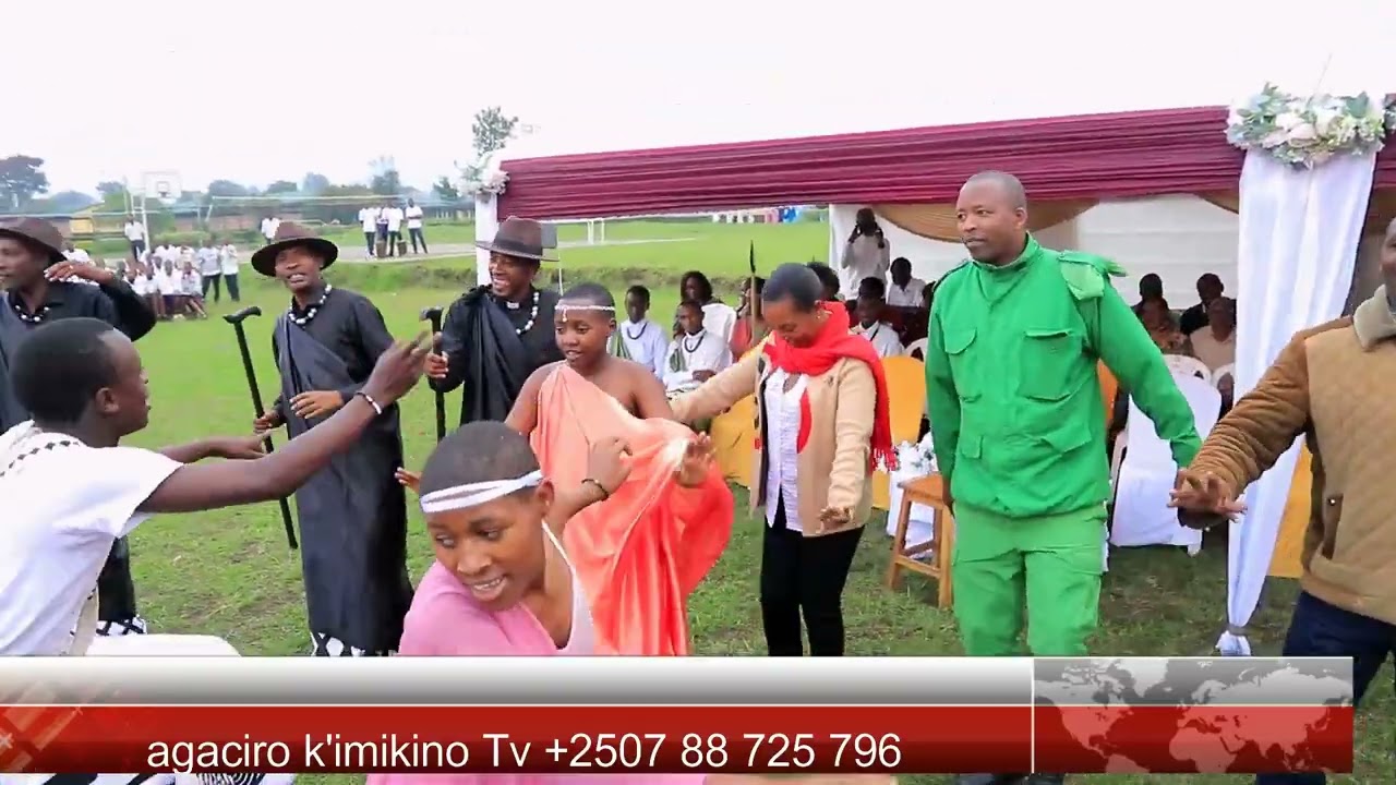 Hinga amasaka by college inyemeramihigo de Gisenyi Iyimpano mukubyina iyi ndirimbo niba ugira emotio