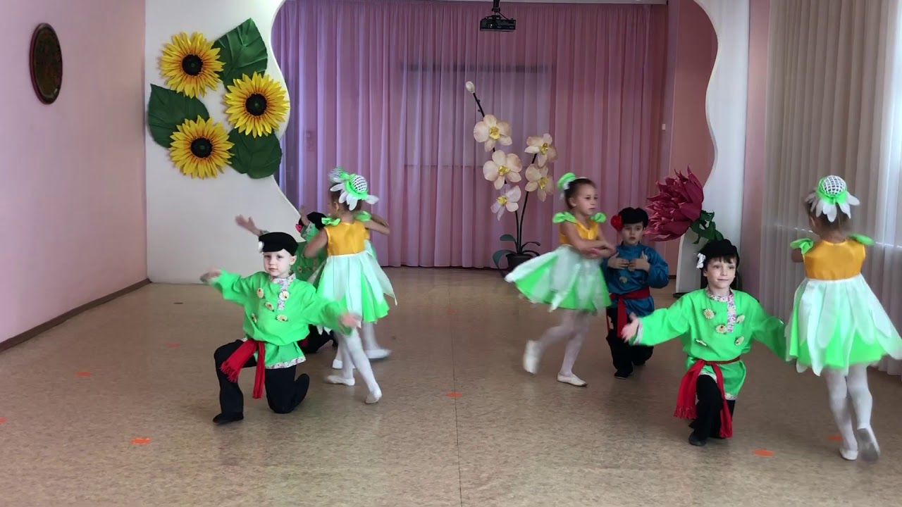 Танец ромашек ромашковое поле. Танец с ромашками. Танец ромашки в детском саду. Танец Ромашка цветок полевой в детском саду. Танец с ромашками в ДОУ.