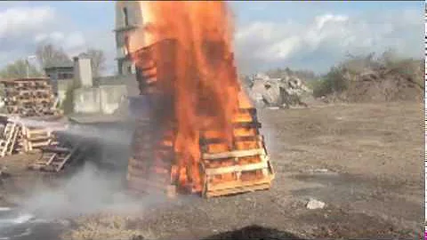 F-500 EA TKO Nozzle Quickly Extinguishes Pallet Fire