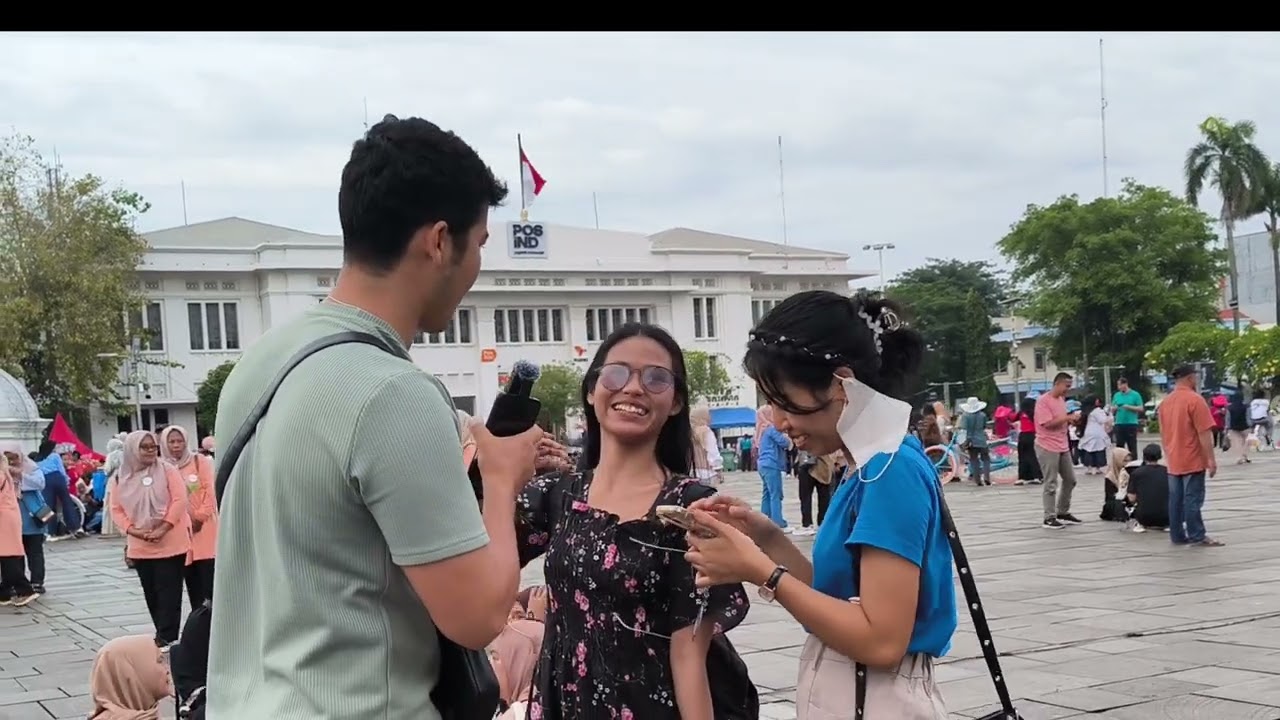 Beautiful German girl🥰 with these funny Indonesian girls.😜🤣