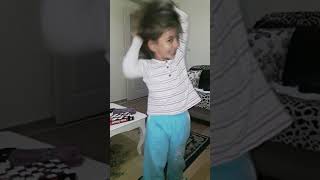 Yaşında Cadı Müzik Duydumu Oynamadan Durmaz