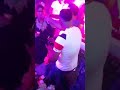 كاتب كلمات الراي الجزائري كريم الزاهيري يرقص على إيقاعات الشعبي بملهى في مدينة مراكش