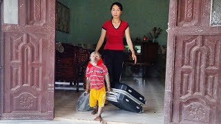 Abu eagerly packed things into suitcase waited for mom go picnic