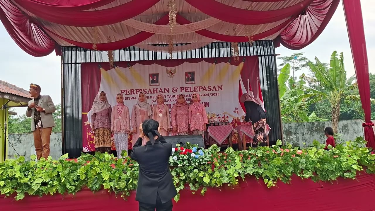 Pemberian Penghargaan Nilai Terbaik #latepost #perpisahankelas6 #sdn2krajan 