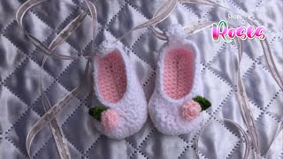 Aprende cómo tejer unos zapatitos a crochet para bebé con aplique de rosa paso a paso .