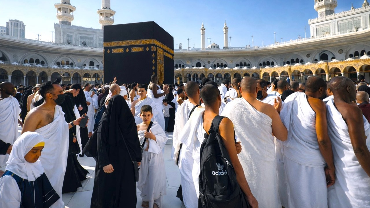 “Tawaf in Mecca During Ramadan | A Spiritual Journey Around the Kaaba”