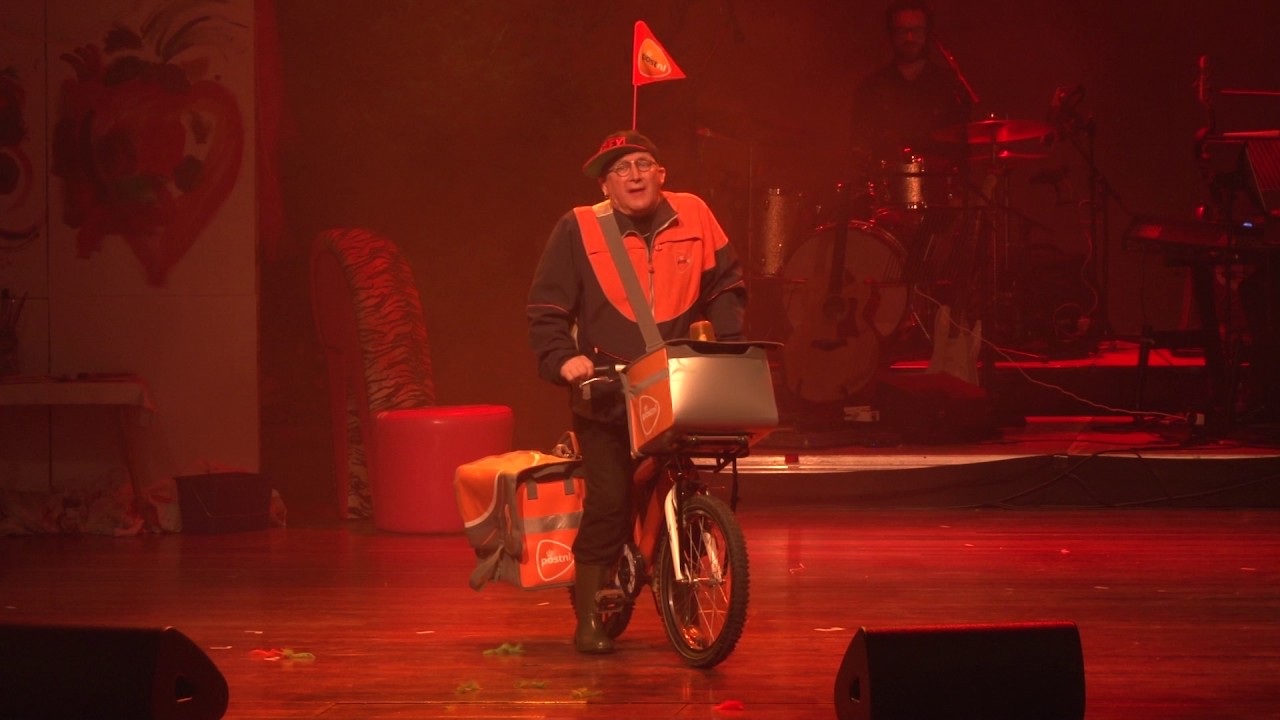 Sjonnie d`r Postbül jeet op vuur `t riebewies