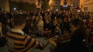 Парижане оплакивают Нотр-Дам Парижане оплакивают Нотр-Дам