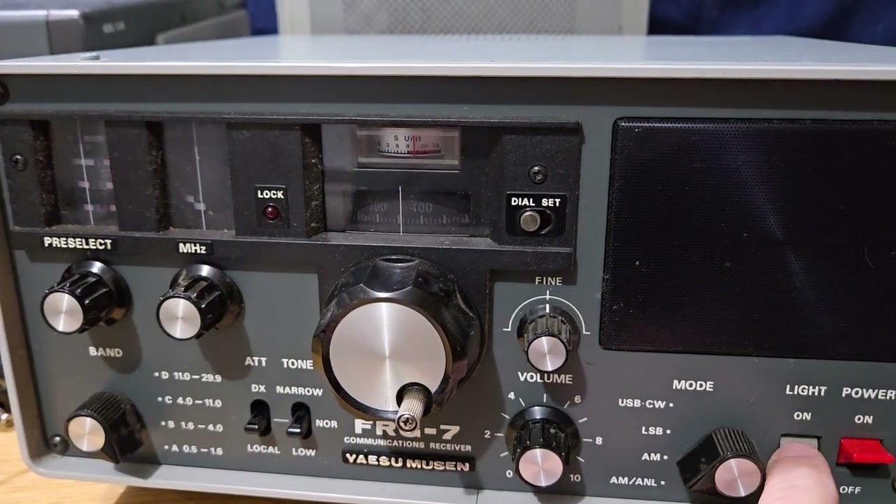 Yaesu FRG-7 Communications Receiver - YouTube