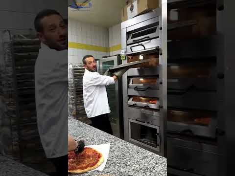 מלווה מלכה נשנושי פיצה וקולה שינפלד בלייפציג גרמניה 