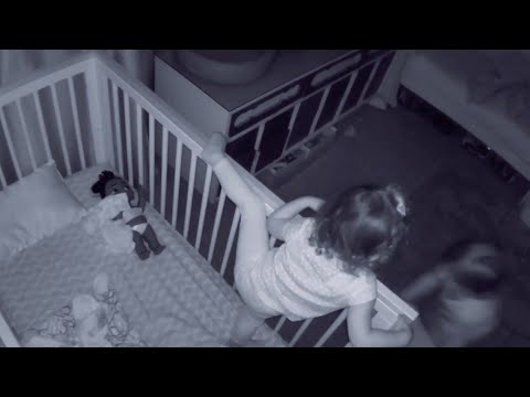 Пока родители спали, камера в детской записала что-то удивительное.