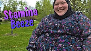 FOODIE BEAUTY WALKING AT THE PARK