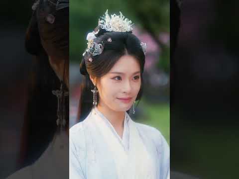 The little princess of the Shark Clan acts cute and rolls around, even risking being turned into a pickled fish to save her father! Forcing a cold-blooded emperor to become a daughter slave! #甜宠 #chinesedrama #短剧 #古装 #萌宝