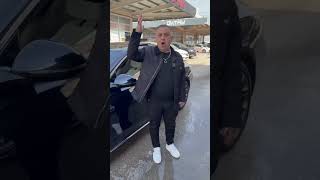 Bir galerici, gittiği doğu illerinde gördüğü ilgiyi kendi çalışanlarında göremeyince sinirlendi.