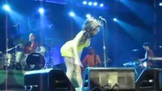 Amy Winehouse cai no palco em show no Recife