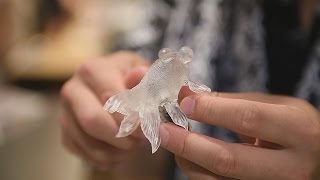 今にも泳ぎだしそう　金魚の飴細工