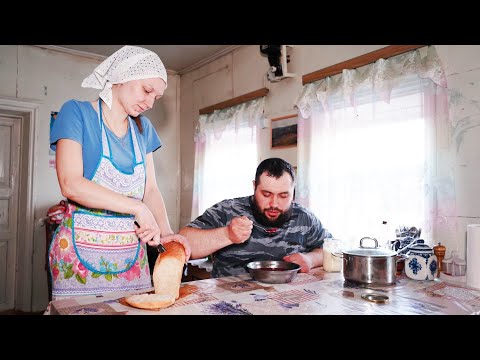 Жизнь в уральской глубинке - укладываем первый венец бани - очередной побег - традиционная еда