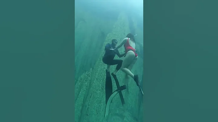 Guy gets left behind!! Girl swims to surface alone! #shorts #freediving #travel - DayDayNews