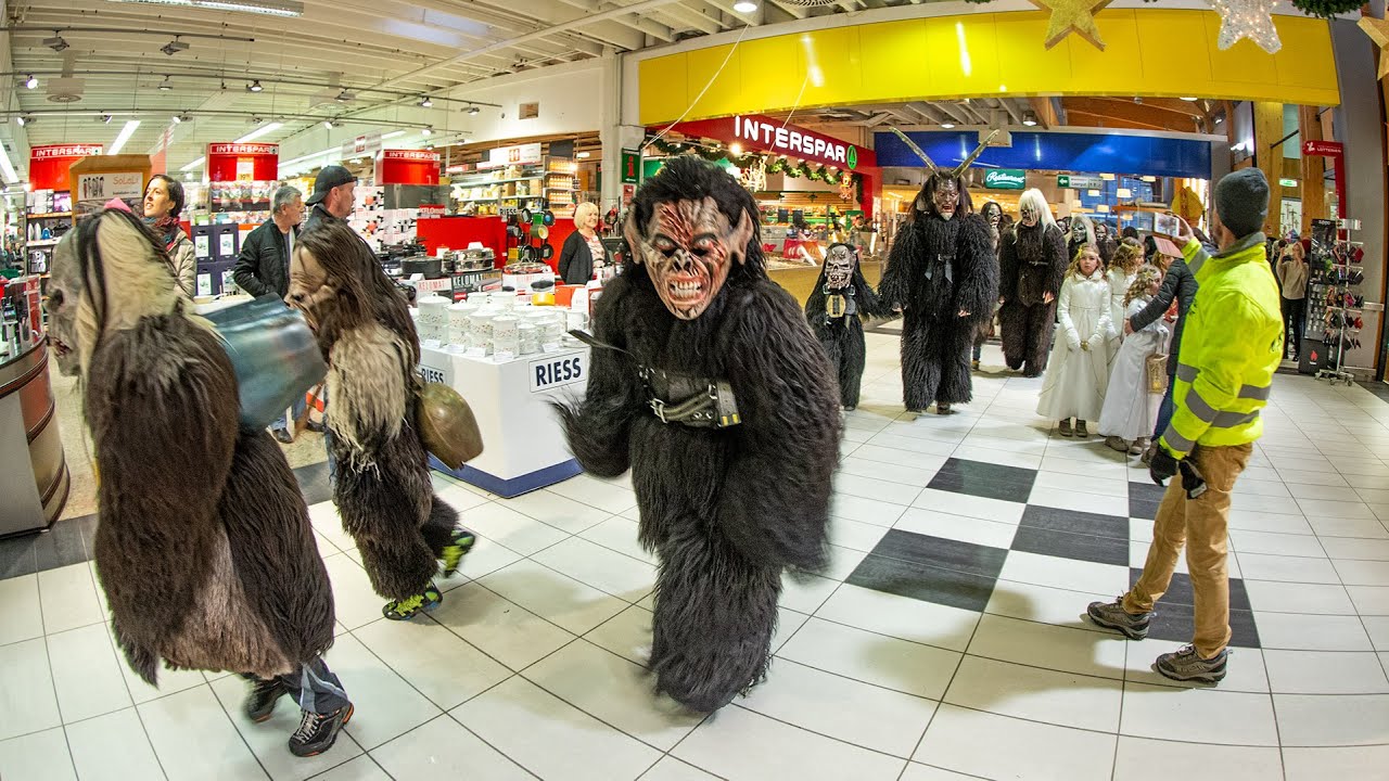 Krampus und Nikolaus bei der Interspar 2017