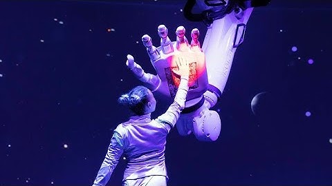 Robotic arm intracts human actions | Expo 2020 | Dubai