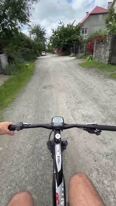 Ездит на велосипеде и что-то рассказывает 😂 - YouTube