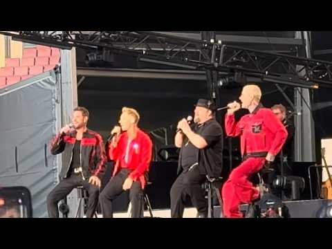 عودة عاطفية غير متوقعة لـ Mikey Graham من فرقة Boyzone - أداء أغنية Words مباشرة في الحفل الختامي...