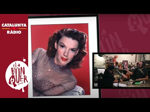 El BÚNQUER: Judy Garland (3x21). La nostra protagonista d’avui va debutar en el món de la faràndula massa aviat. Heu de pensar que quan tenia dos anys ja estava fent musicals. La pobra Judy Garland va viure una vida massa intensa i Hollywood la va destrossar. Els productors la van posar a dieta perquè fos una gran estrella de cine; la Judy s’alimentava amb caldo de pollastre i un paquet de tabac per si li venia la golafreria. A partir d’aquí, el mateix de sempre: addiccions a les amfetamines, gots trencats, marits i divorcis… Tot això acompanyat amb les cançons del film “El mag d’Oz”, per fer-ho una mica més tètric. - EMTV