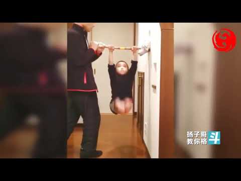 世界最小的李小龙模仿者，一身肌肉做着高难动作！