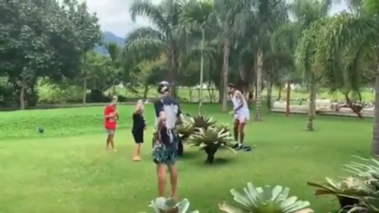 Neymar Jr Enjoy
É Carnaval 🎉🎊 With Family