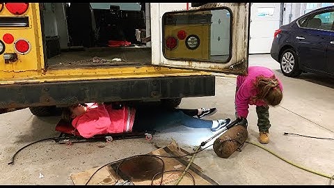 SKOOLIE BUILD | Vlog 2 - Subfloor