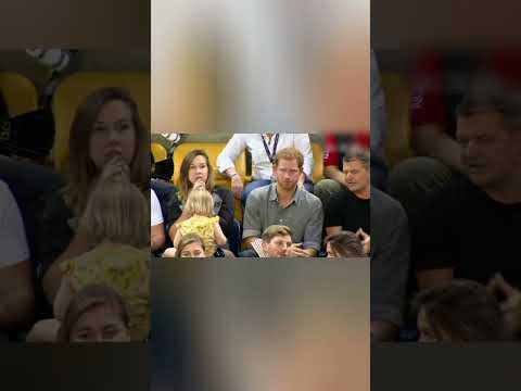           الأمير هاري ياكل الفشار ويلعب مع طفلة