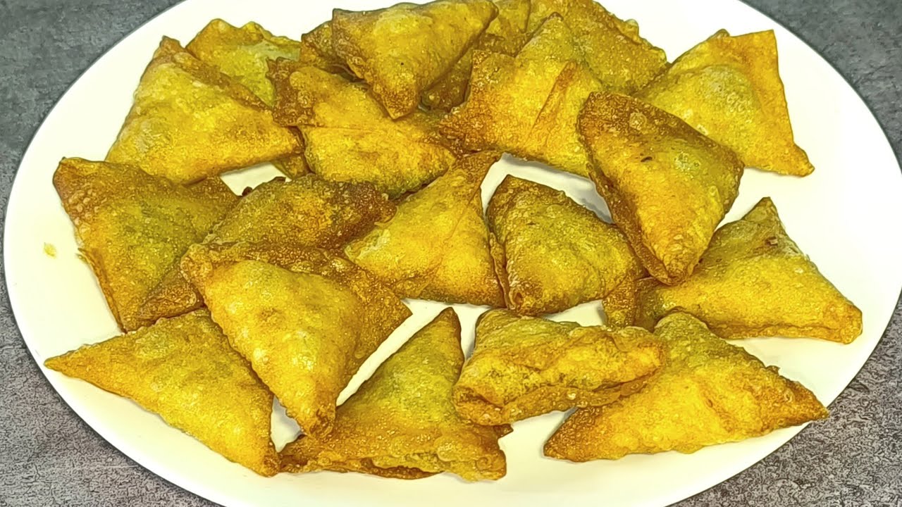 Iftar ke dastrkhwan ki ronak badh jati hai jab keeme ke samose ki ye recipe banti hai😋