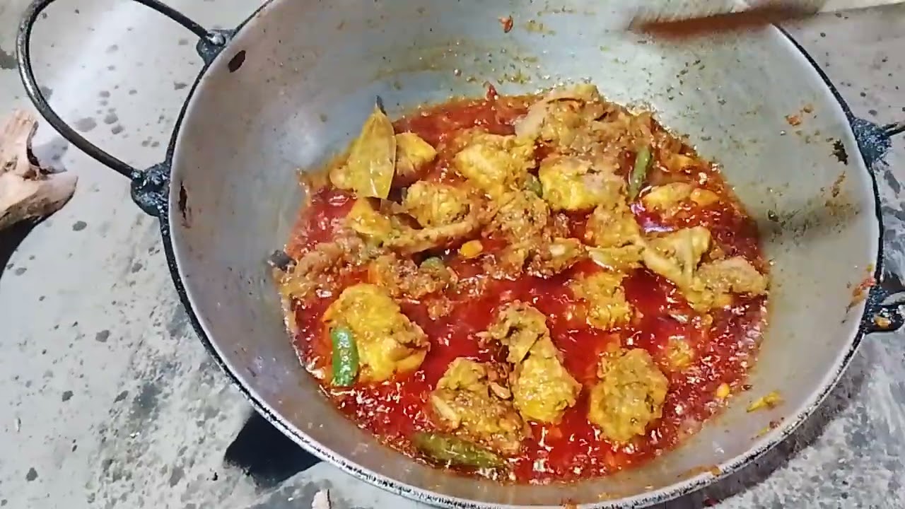 লাল লাল করে মুরগির  মাংস ওঘরোয়া পদ্ধতিতে টমেটার চাটনি।