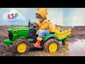 Leo juega en la arena con coches y va en un tractor por el barro. Lavado de tractor para niños.