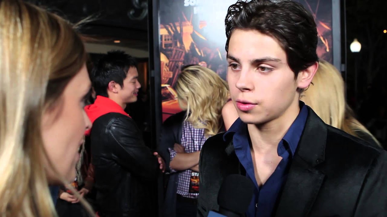 Jake T. Austin Talks "The Fosters"