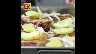 Свинско с картофи, ябълки и лук
