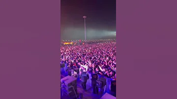 أغنيه عارف أنت الحظ يا حظ عمرو دياب والجمهور أغنيه جميله جداا 