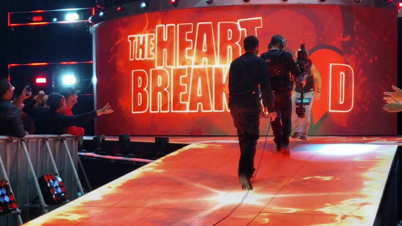 WWE RAW SEATTLE 10/1/2018 SHAWN MICHAELS RETURN ENTRANCE !