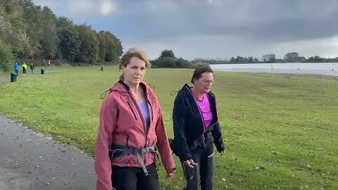 Wandelaars langs Oosterduinse Meer